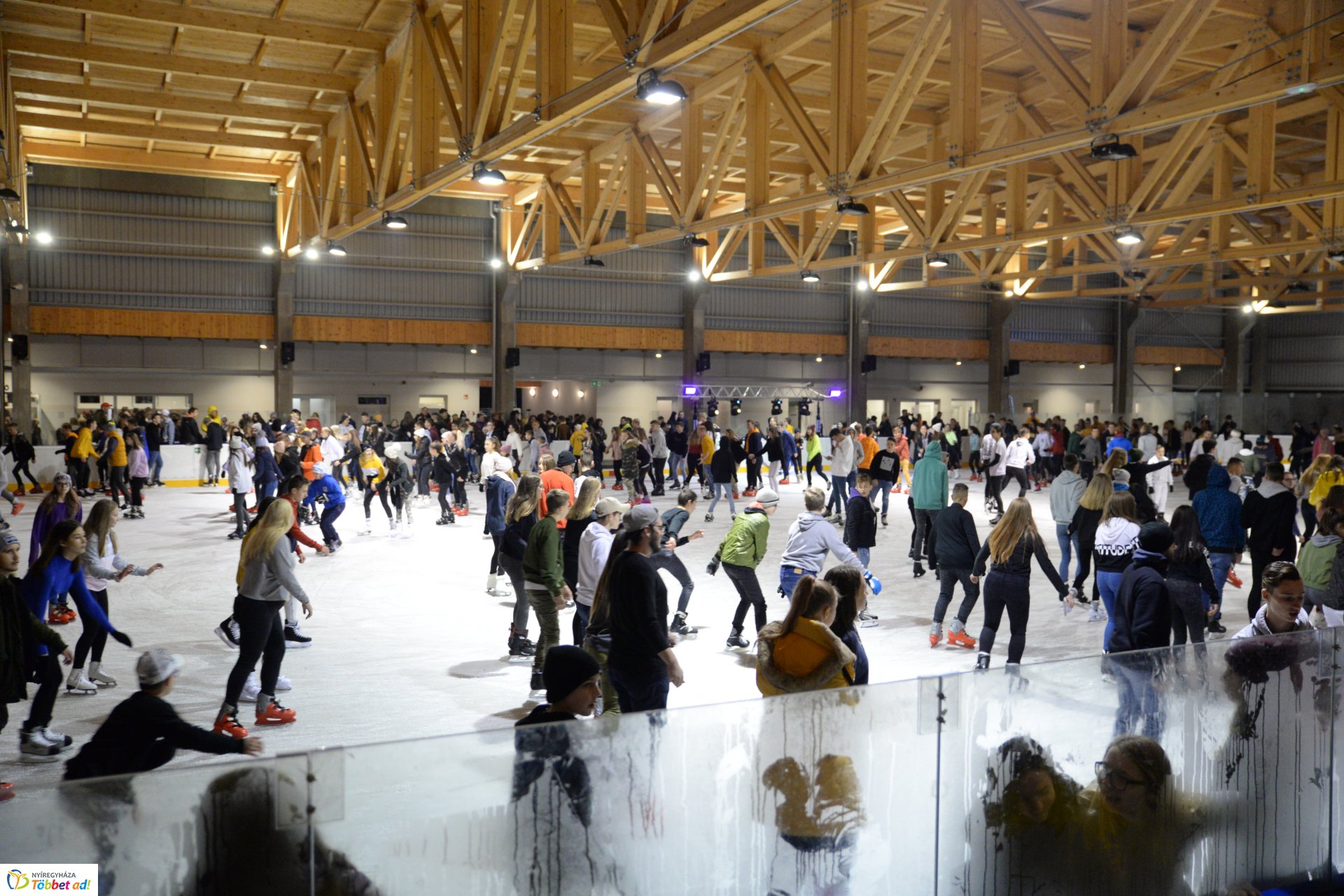 Megnyitott a Nyíregyházi Városi Jégpálya szombaton – Az esti Ice Party telt házas volt
